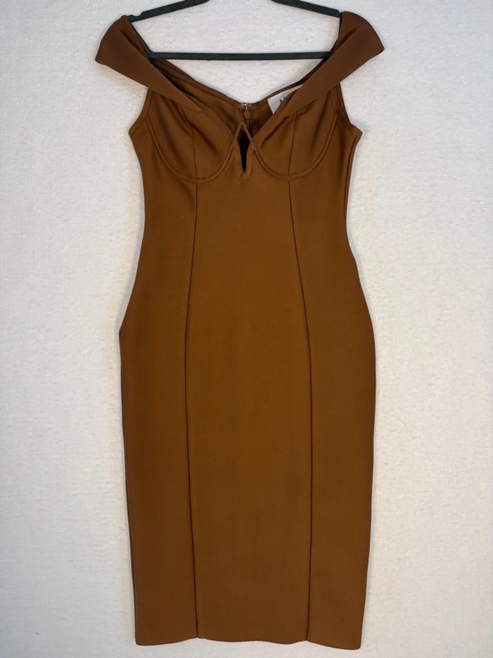 ALIEVA Jade Off-Shoulder Dress in Tawny Brown Size Medium - Picture 3 of 7
